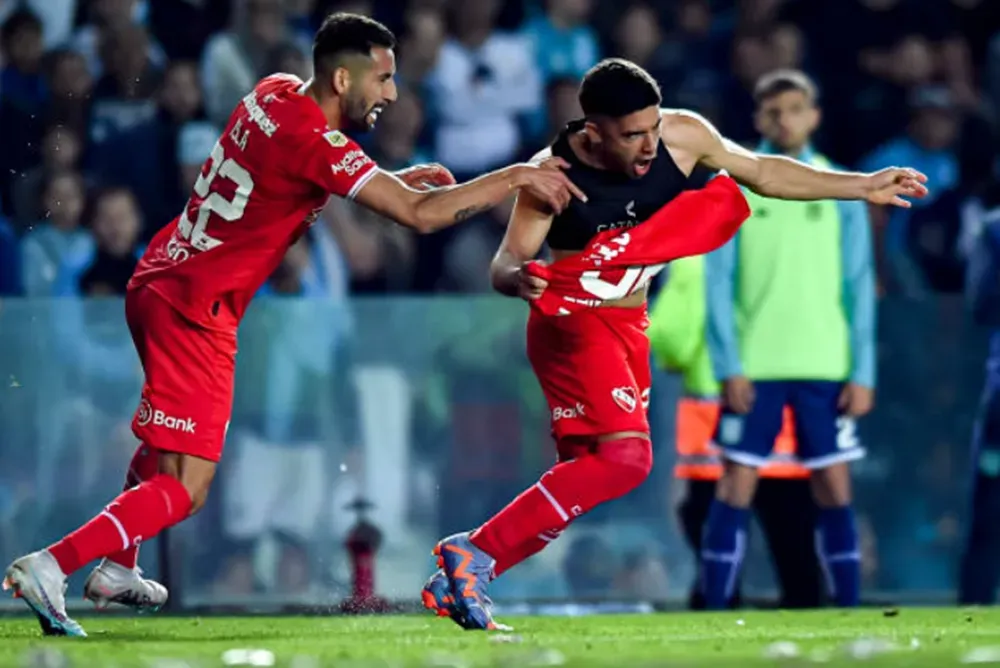 Mauricio Isla se suma a la celebración de Braian Martínez en el clásico de Avellaneda jugado en septiembre de 2023. (Getty Images).
