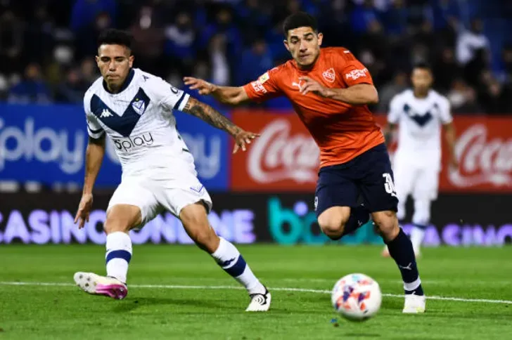 Braian Chaco Martínez podría ser refuerzo de Colo Colo. En la imagen enfrenta a Vélez Sarsfield con Independiente. (Foto: Getty Images).