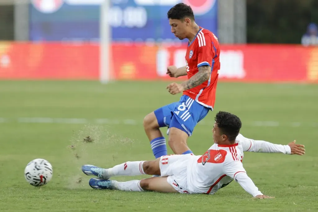 César Pérez en acción durante la derrota 1-0 de Chile ante Perú en el Grupo B del Preolímpico 2024. (Jesús Vargas/Photosport).