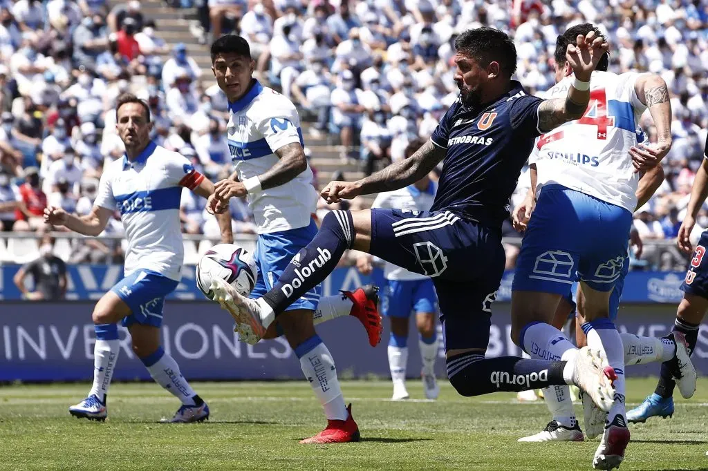 Ramón Arias en acción durante un Clásico Universitario. (Felipe Zanca/Photosport).