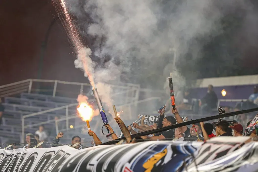 Los hinchas del Cacique no se portaron nada bien en Montevideo. | Foto: Dante Fernández / Focouy / Photosport