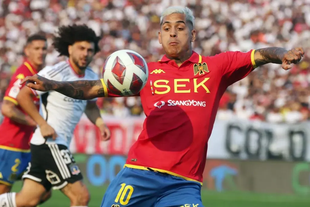 Rodrigo Piñeiro en acción ante Colo Colo, un partido que Gustavo Quinteros tuvo contra él para tomar nota de sus cualidades. (Jonnathan Oyarzún/Photosport).