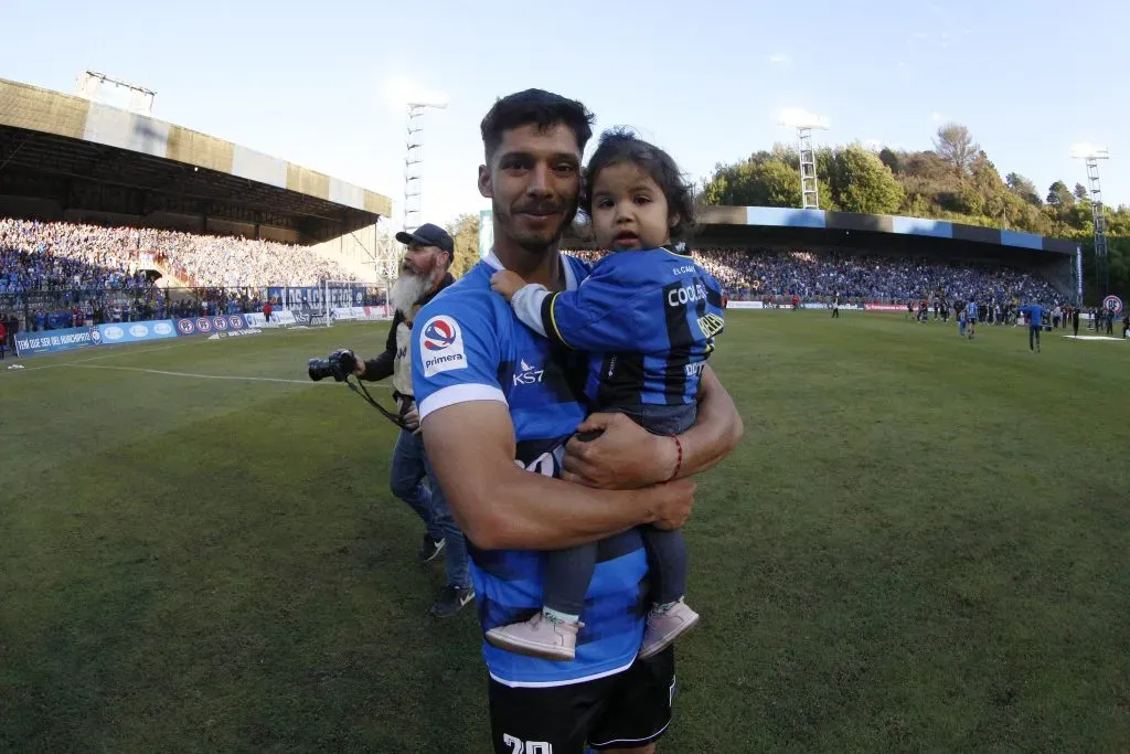 Jimmy Martínez celebra el título de Huachipato junto a su pequeña hija. (Marco Vazquez/Photosport).