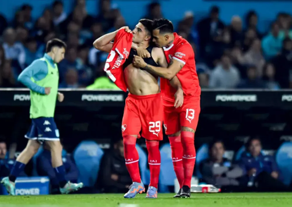 Braian Martínez celebra el gol que le anotó a Racing Club en el último clásico de Avellaneda. (Getty Images).