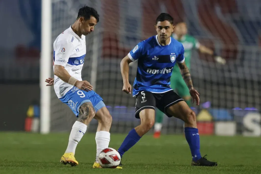 Nicolás Ramírez aguarda por un duelo ante Fernando Zampedri. ¿Serán compañeros en 2024? (Felipe Zanca/Photosport).