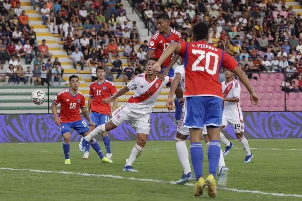 Daniel Gutiérrez se impuso en el juego aéreo ante Perú, pero no pudo igualar. (Jesús Vargas/Photosport).