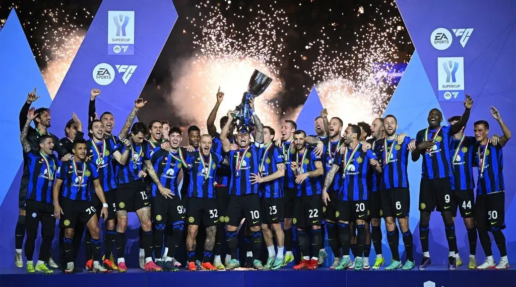 Alexis celebra con Inter de Milán la Supercopa de Italia.