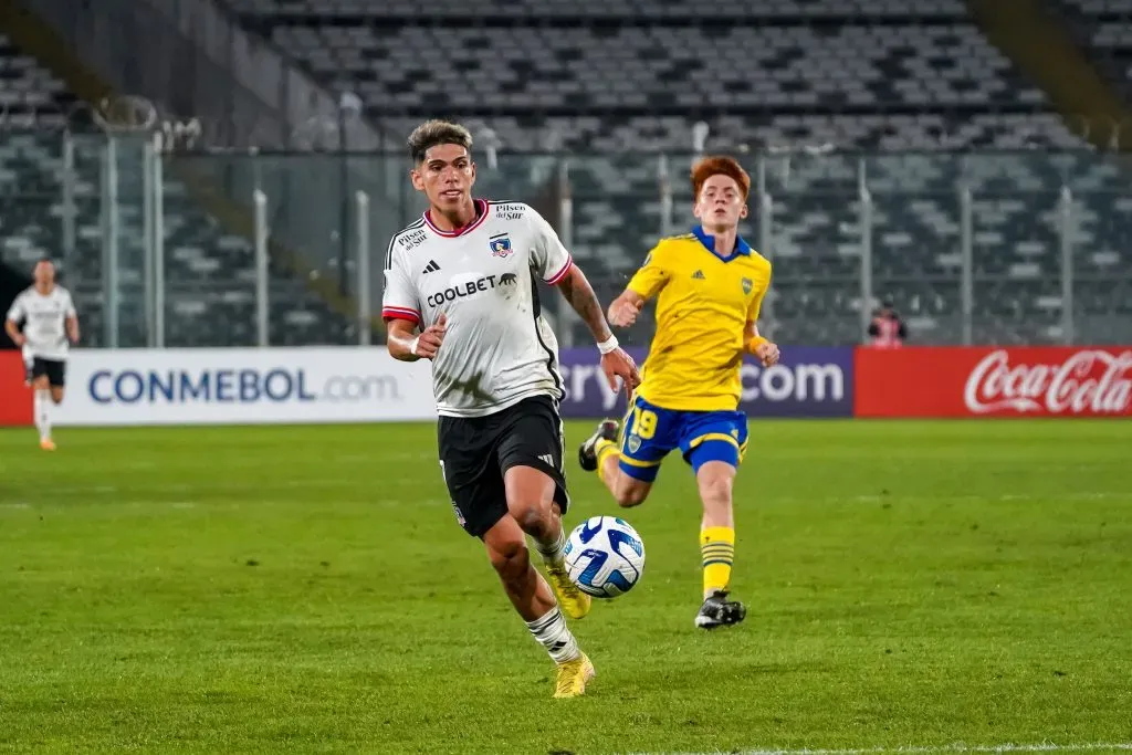 Carlos Palacios corre ante la mirada de Valentín Barco. Si la Joya llega a Boca no serán compañeros, pues el Colo emigró al Brighton de Inglaterra. (Foto: Guille Salazar/RedGol).