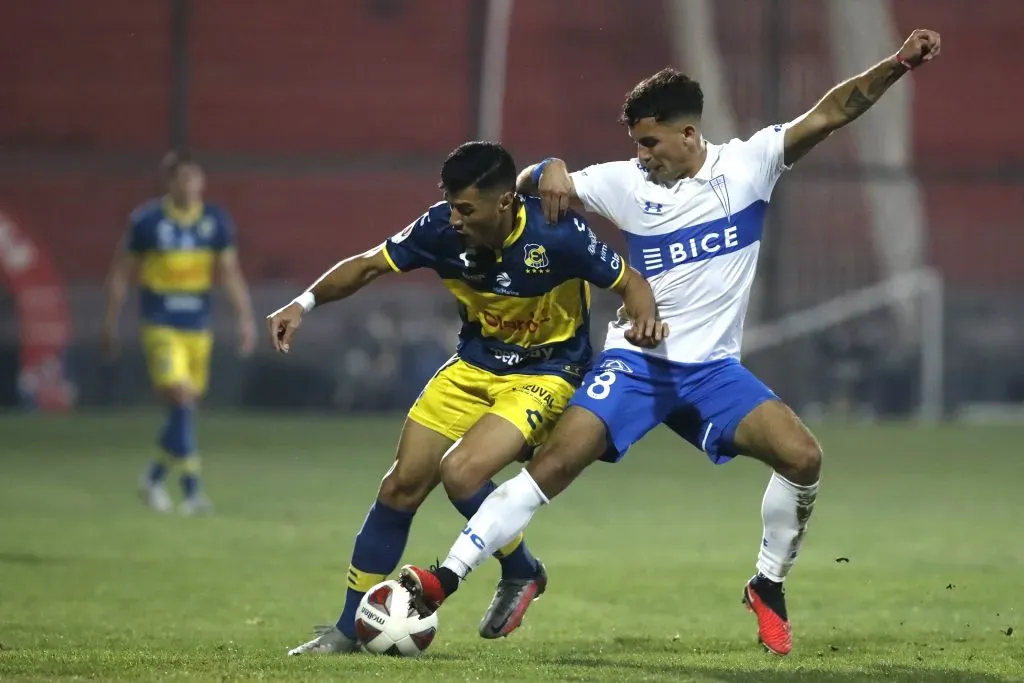 Leonardo Sequeira lucha un balón con Ignacio Saavedra, quien acaba de ser presentado en el fútbol de Rusia. (Jonnathan Oyarzun/Photosport).