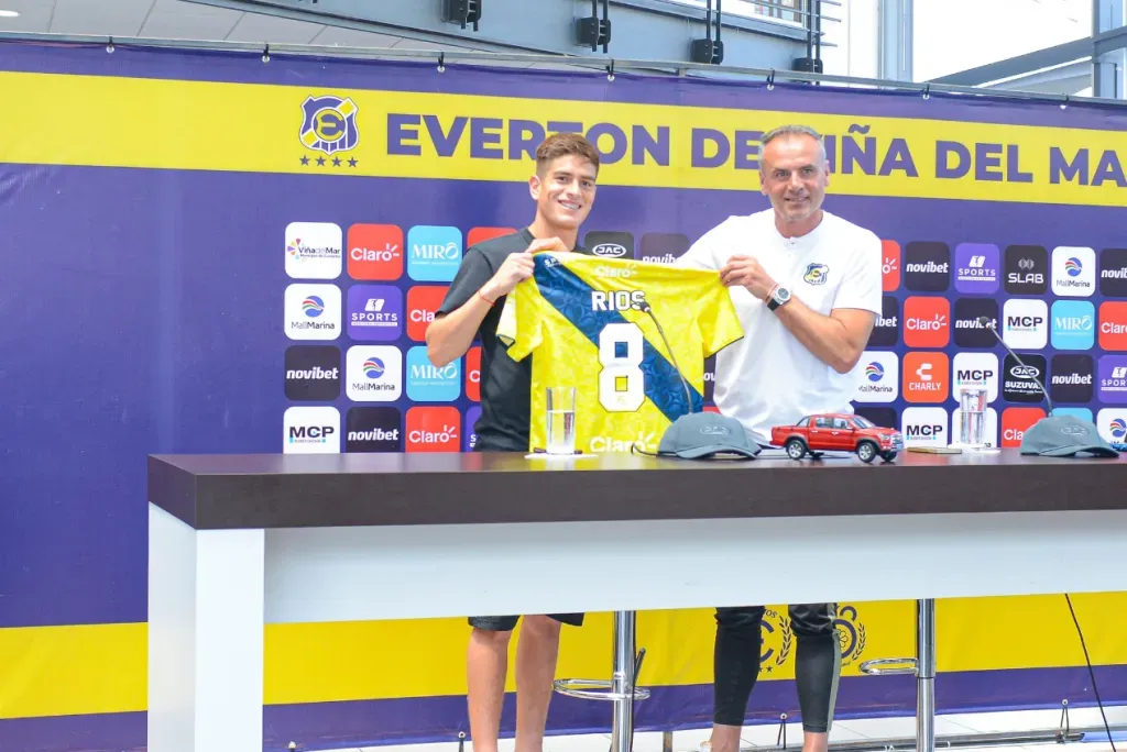 Axl Ríos posa junto a Gustavo Dalsasso, el gerente deportivo de los Ruleteros. (Foto: Everton SADP).