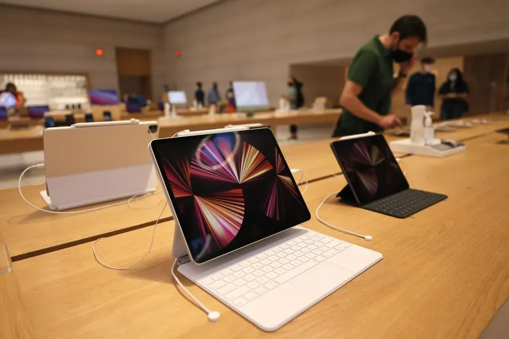 NEW YORK, NEW YORK – MAY 21: Recently released iPad Pros are seen at the 5th Avenue Apple store on May 21, 2021 in New York City. Apple recently launched new consumer products. (Photo by Michael M. Santiago/Getty Images)