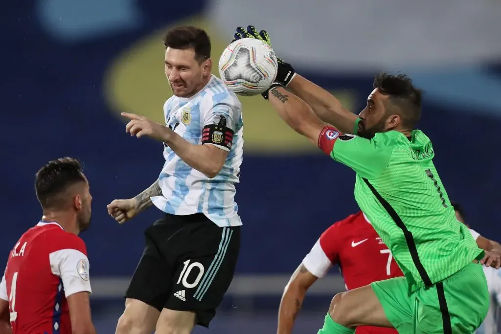 Claudio Bravo jugando la Copa América del 2021 (Getty)