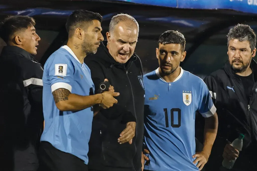 Marcelo Bielsa se ganó elogios por su acción en la adulta, pero en la Sub 23 ahora sumó críticas. | Foto: Ernesto Ryan / Getty Images