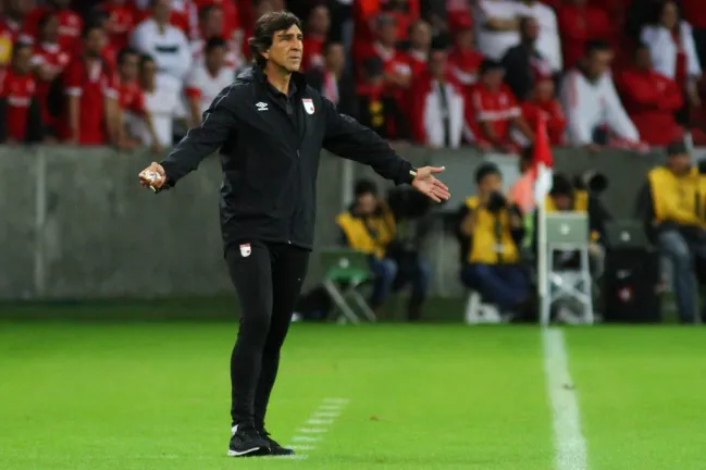 En Colombia decía que el equipo sólo se llamaba Santa Fe, para no decir Independiente. (Photo by Lucas Uebel/Getty Images)