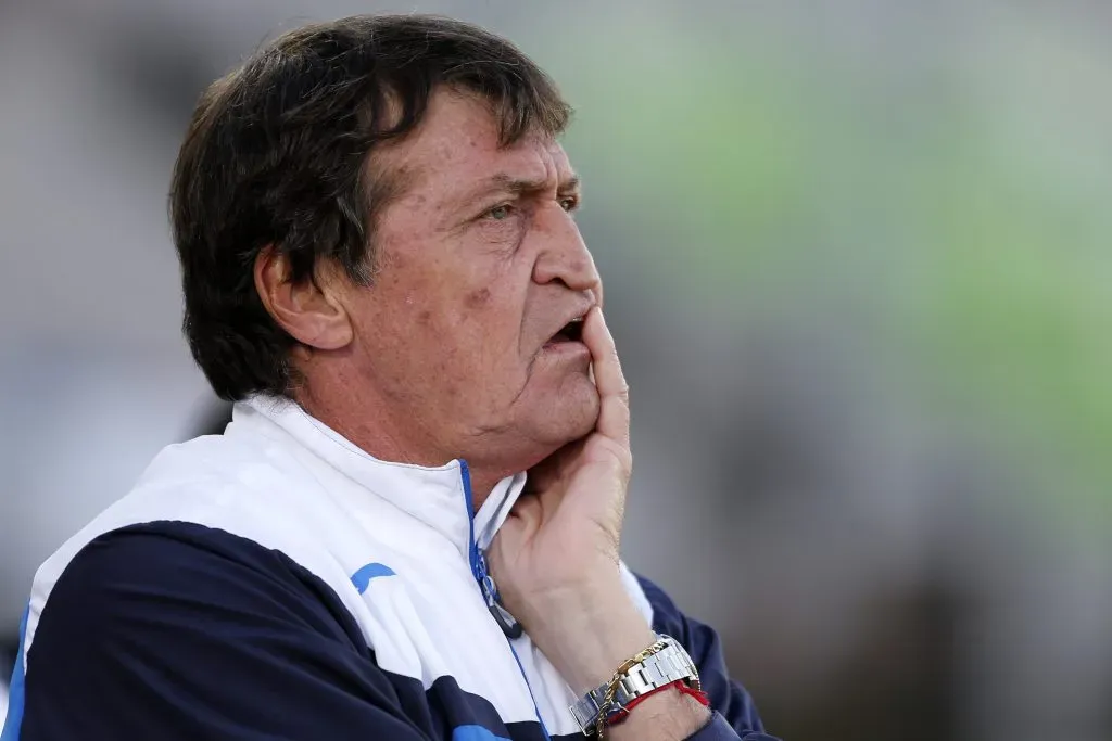 Julio César Falcioni en una foto que resume perfecto su paso por la UC. (Andrés Piña/Photosport).