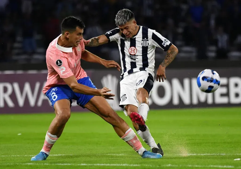 Nehuén Paz en acción en un duelo por la Copa Libertadores frente a Talleres de Córdoba. (Fotobairesarg/Photosport)