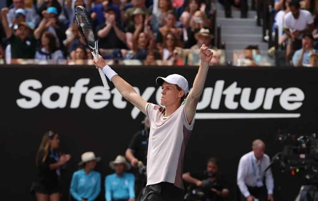 Sinner celebra tras ganarle a Djokovic