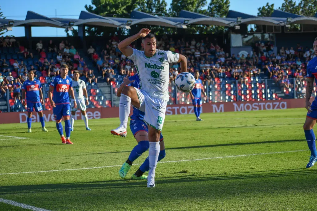 Iván Morales jugó 87′ en su debut por Sarmiento de Junín en la primera división de Argentina. (Foto: Sarmiento).