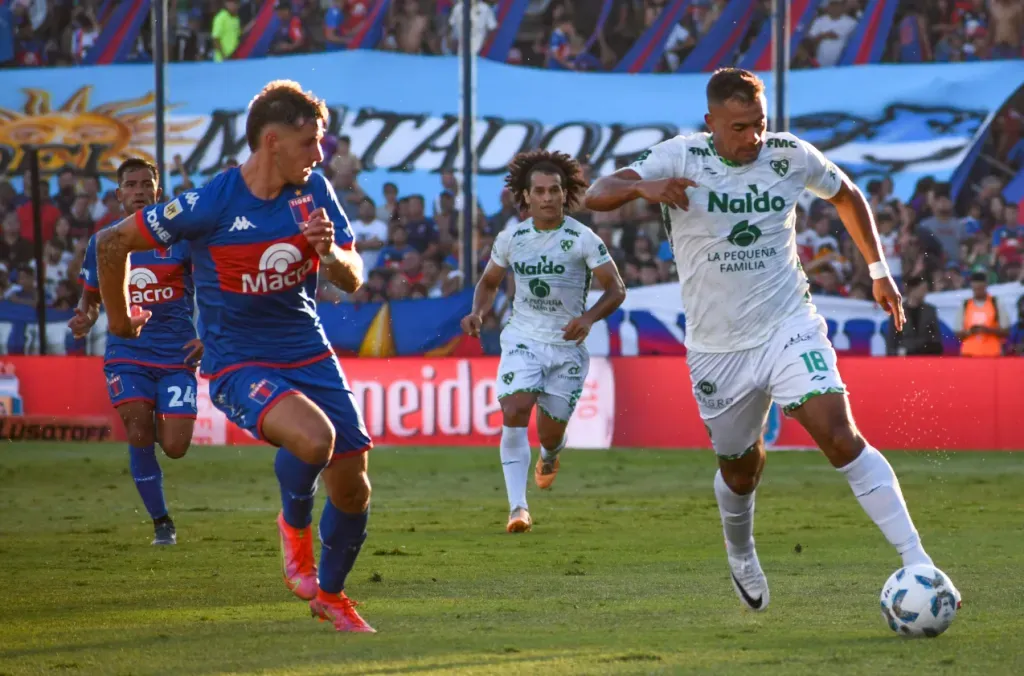 Iván Morales en acción durante su debut en Sarmiento de Junín. Jugó 87′ ante Tigre. (Foto: Sarmiento de Junín).