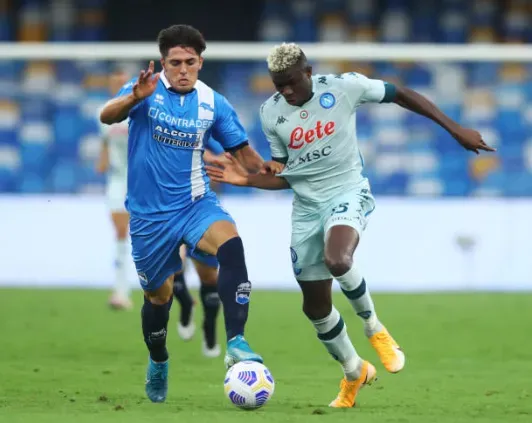 Edgar Elizalde marca a Victor Osimhen en un duelo entre Pescara y Napoli. (Getty Images).