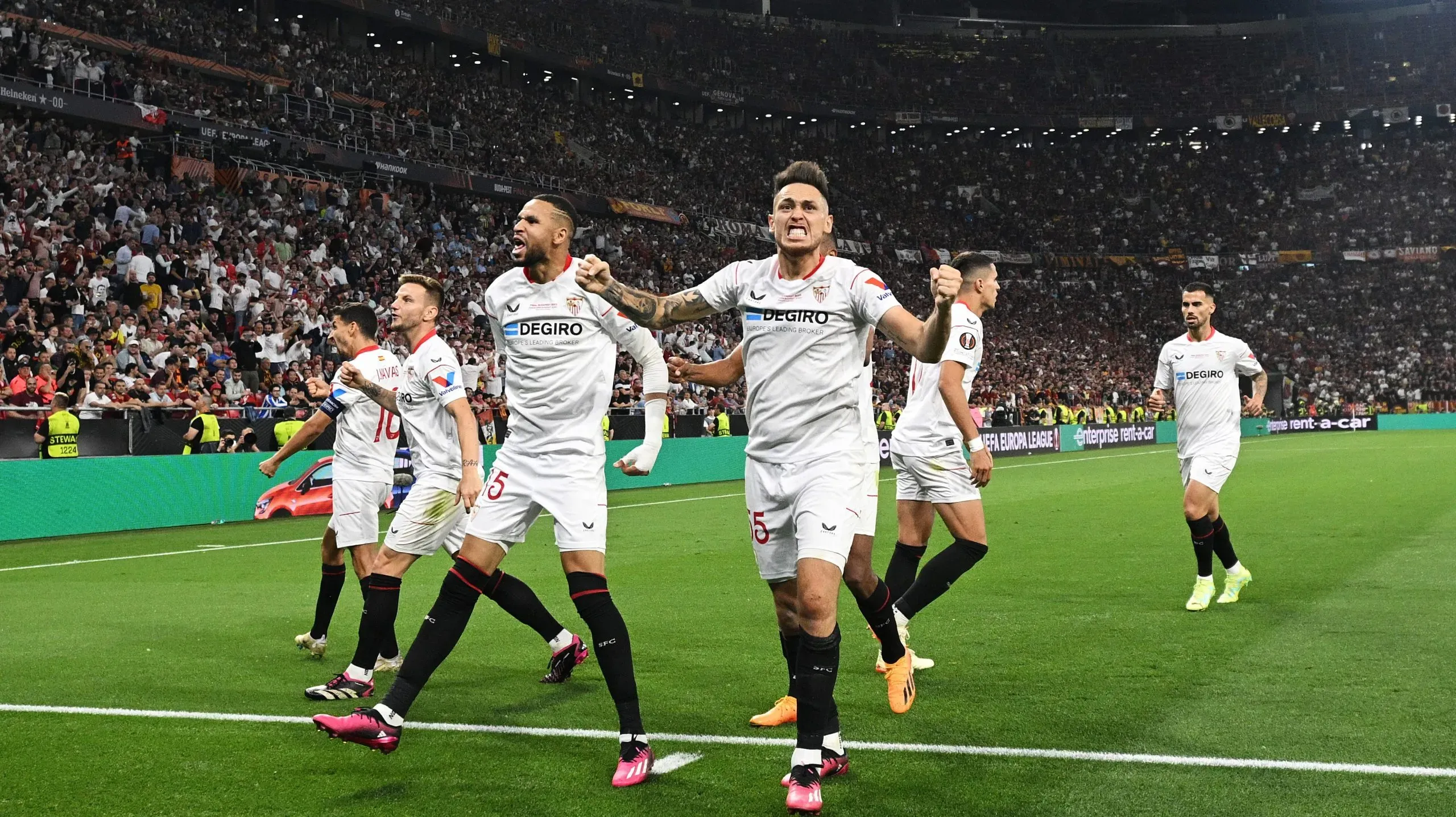 Jugadores de Sevilla celebrando contra Roma en la final de la Europa League (Getty Images)