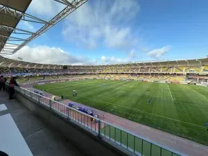 Los hinchas ingresan al estadio.