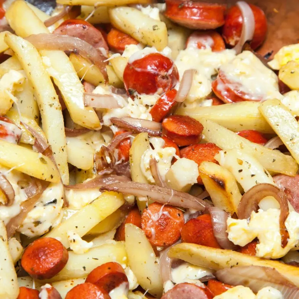 Chorrillana con vienesas y queso