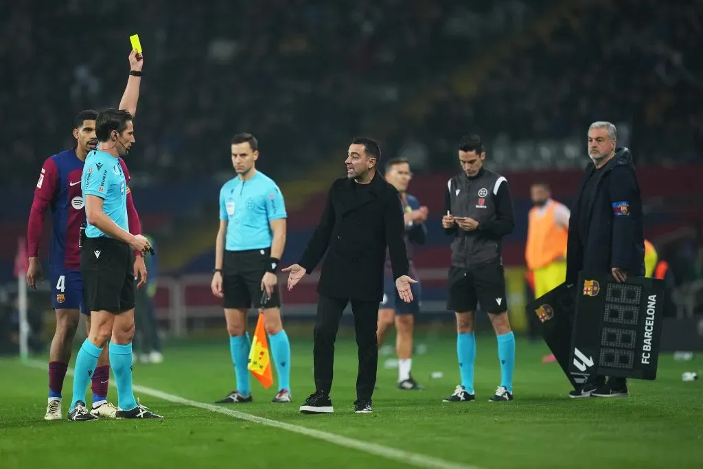 Xavi tuvo un cruce con el árbitro durante el juego ante el Villarreal | Getty Images
