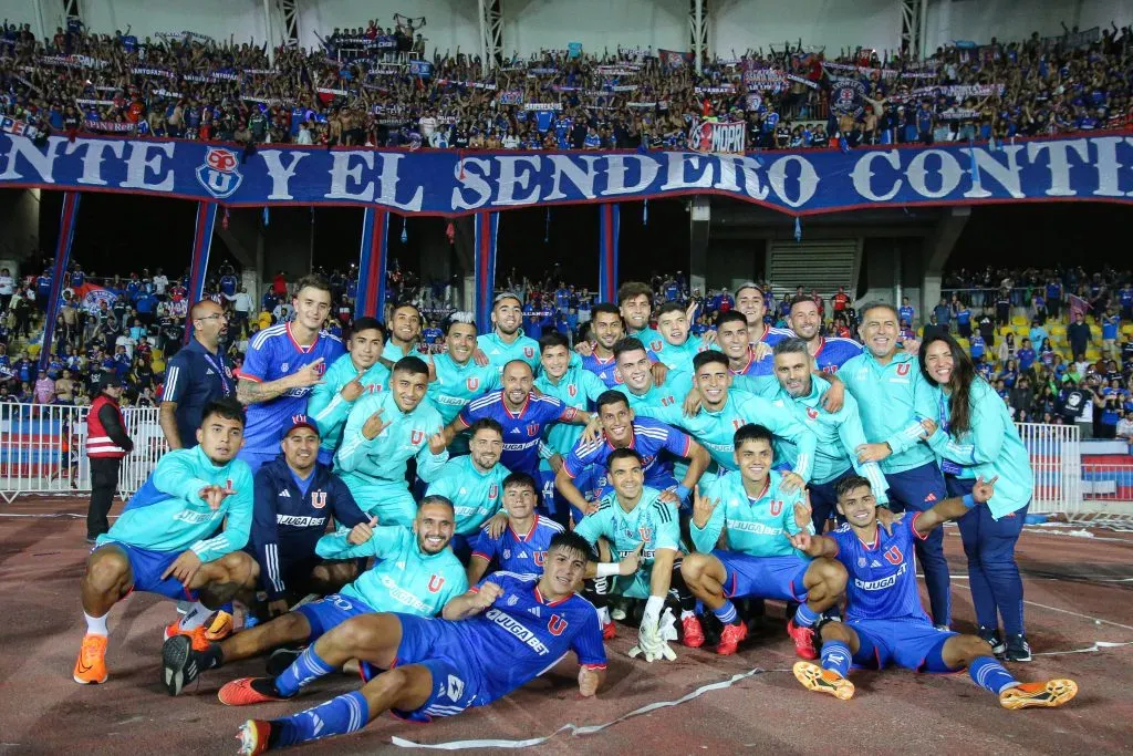 Los jugadores de U. de Chile festejaron con los hinchas en el Clásico Universitario. FOTO: JORGE DIAZ/AGENCIA VS