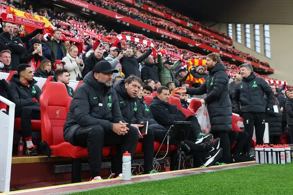 Los hinchas del Liverpool homenajearon a su DT tras anunciar su salida del club a final de temporada. | Foto: Clive Brunskill / Getty Images