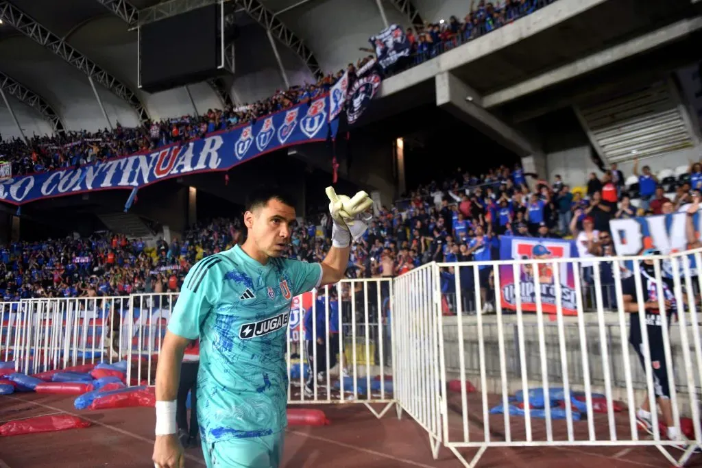 Cristopher Toselli celebró junto a los hinchas de la U el triunfo en el Clásico Universitario. Foto: Photosport.