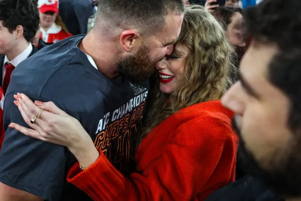 Travis Kelce celebró el paso al Super Bowl con su novia Taylor Swift. Imagen: Getty.