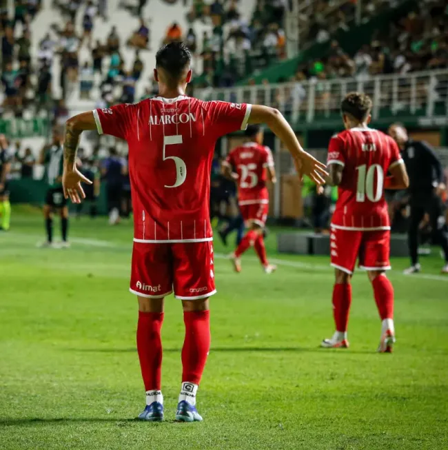 Parte del festejo de Williams Alarcón tras su tiro libre espectacular. (Club Atlético Huracán).