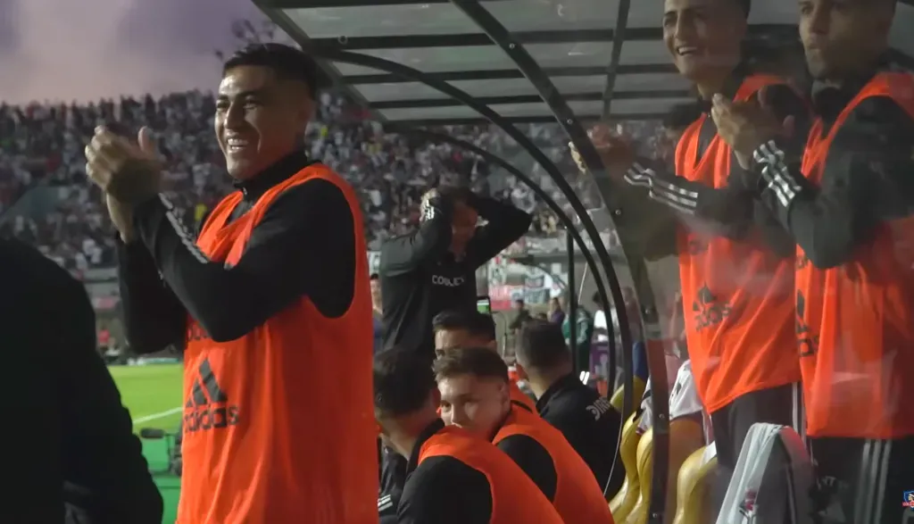 Jorge Almirón reaccionó así al golazo de Carlos Palacios. (Captura YouTube Colo Colo).