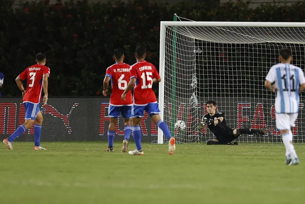 Vicente Reyes evitó un papelón mayor de Chile ante Argentina. Foto: Carlos Parra, Comunicaciones FFCh.