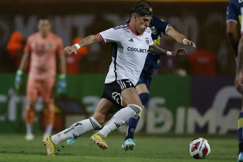 Carlos Palacios en acción frente a Everton. (Andrés Piña/Photosport).