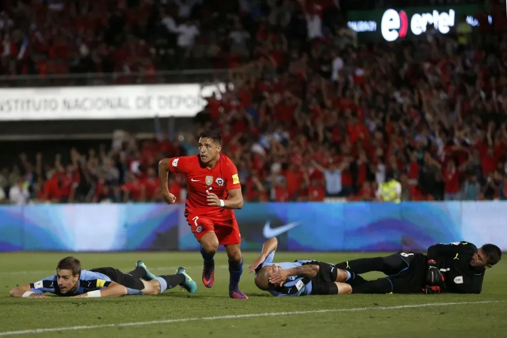 El 15 de noviembre de 2016 fue la última vez que la selección chilena jugó con hinchas en el Estadio Nacional. En esa ocasión el equipo de todos venció por 3-1 a Uruguay. | Foto: Photosport.