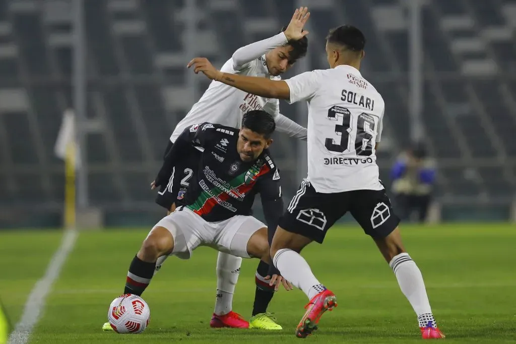 Jeyson Rojas y Pablo Solari intentan quitarle el balón a Jonathan Benítez. (Dragomir Yankovic/Photosport).