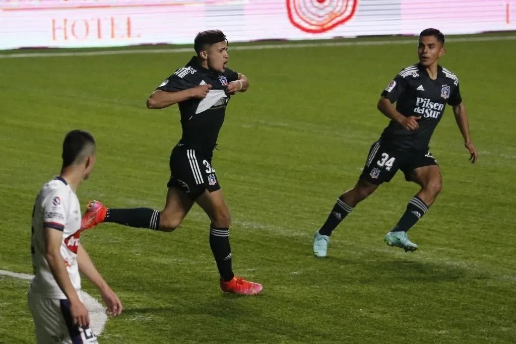 Vicente Pizarro busca a Pablo Solari para celebrar un gol del Pibe ante Deportes Melipilla. (Raul Zamora/Photosport).