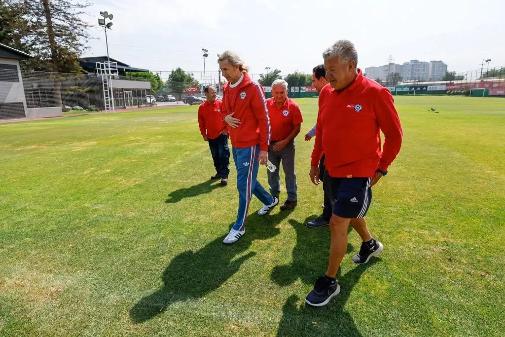 Ricardo Gareca miró los detalles de las canchas en Juan Pinto Durán. Foto: Pepe Alvujar.