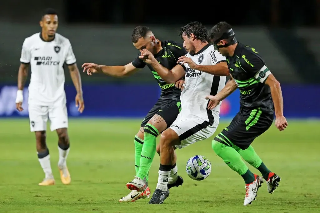 Benjamín Kuscevic terminó la temporada enmascarado a raíz de una fractura por un golpe de su compañero Diogo de Oliveira. (Heuler Andrey/Getty Images).
