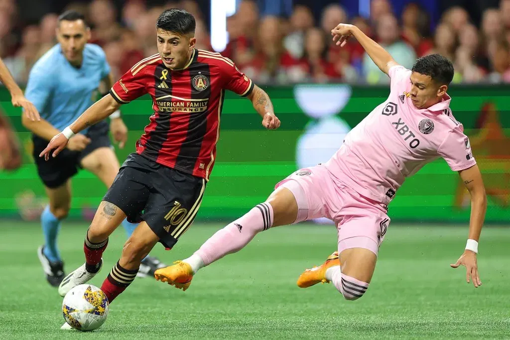 Thiago Almada en acción ante el Inter Miami: recibe la marca del argentino chileno Tomás Avilés. (Kevin C. Cox/Getty Images).