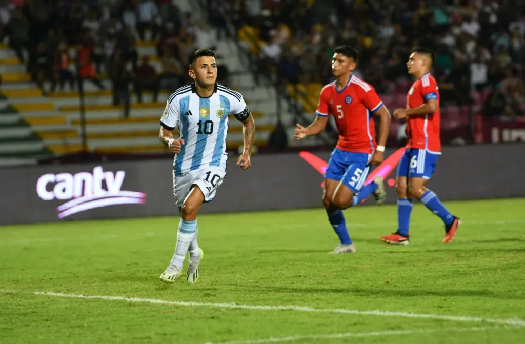 Thiago Almada festeja el penal que le anotó a Chile tras el duelo con su ex compañero Vicente Reyes. (Foto: Argentina).