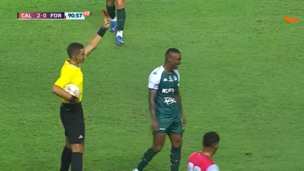 Fabián Castillo rió nervioso cuando le mostraron la tarjeta roja directa. (Captura Win Sports).