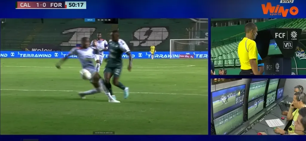 La revisión del VAR a la infracción sobre Fabián Castillo. (Foto: Captura Win Sports TV).