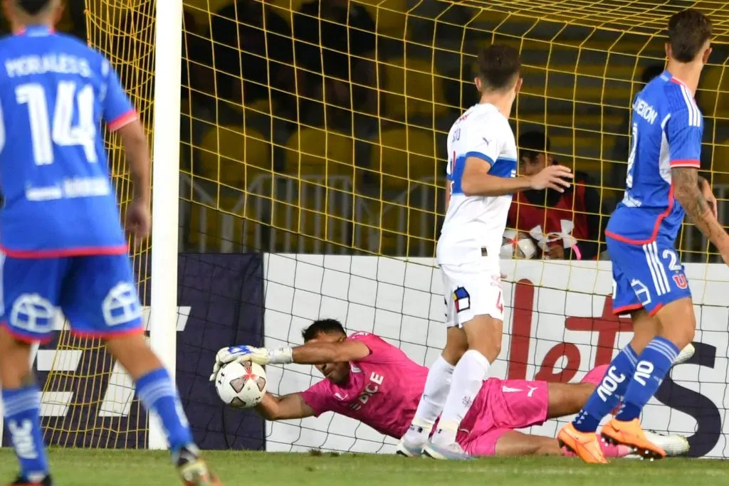 Sebastián Pérez en acción durante el Clásico Universitario de la Copa de Verano: U. de Chile venció por 3-1 a la Católica. (Alejandro Pizarro Ubilla/Photosport).