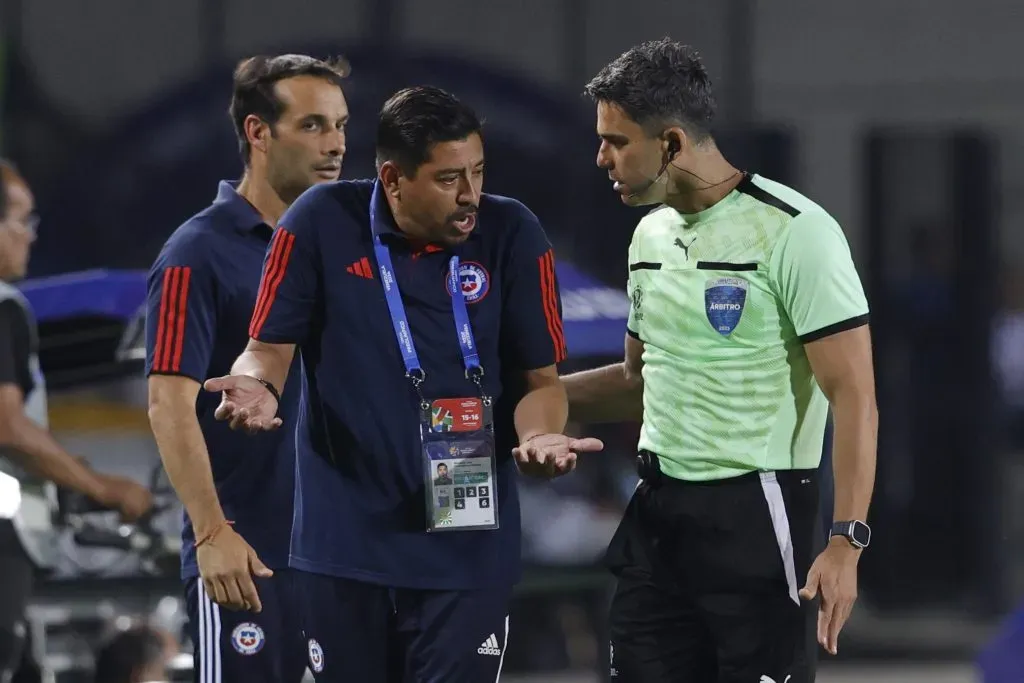 Vidal culpó al árbitro en la derrota de La Roja sub 23 ante Argentina.
