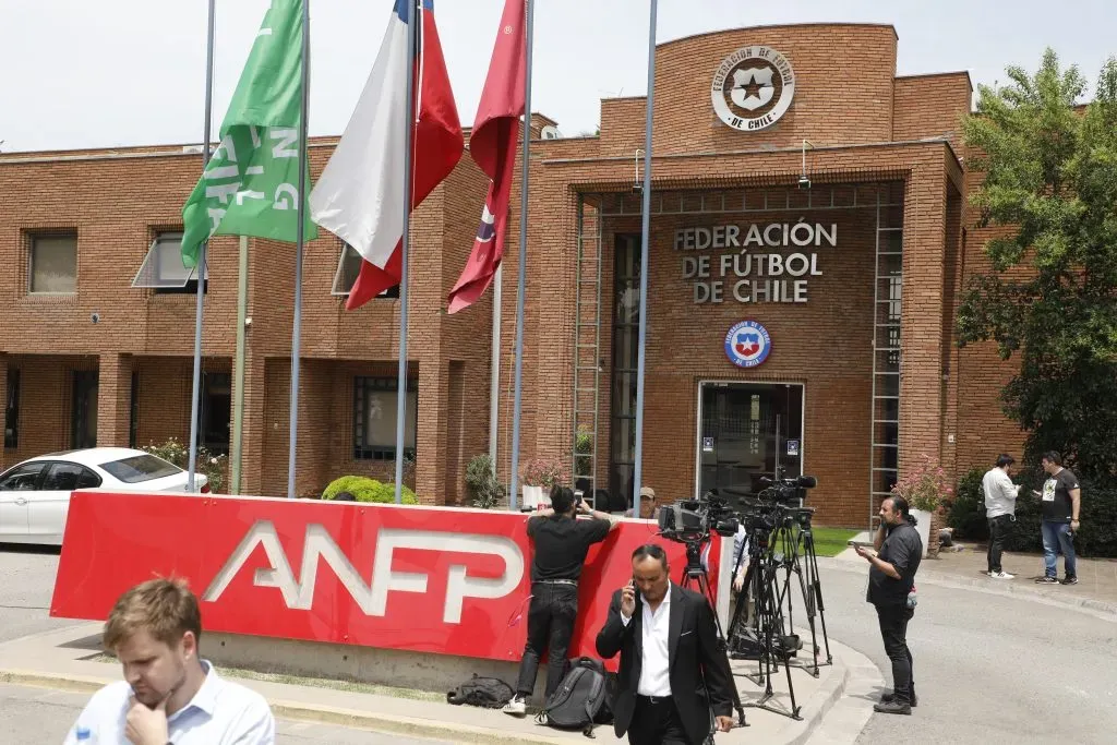 Hoy en la ANFP se vivirá un día clave para la temporada 2024 del fútbol chileno. | Foto: Photosport.