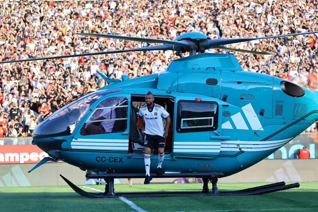 Arturo Vidal llegó en helicóptero.