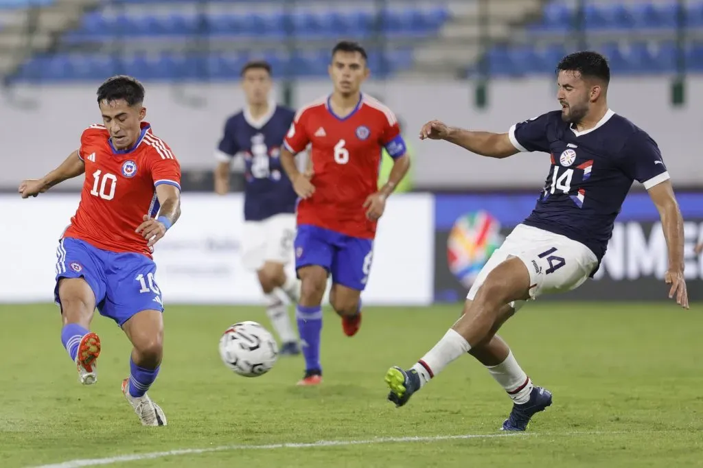 El potente remate de Lucas Assadi que fue el 2-1 de la Roja ante Paraguay. (Jesus Vargas/Photosport).